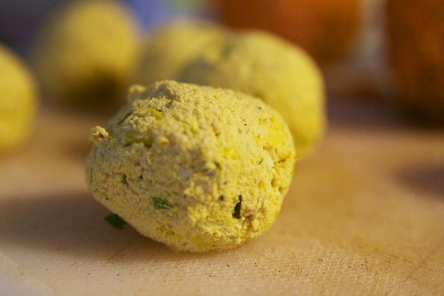 Gebruik tofu en kala namak en kruiden om een ei na te bootsen