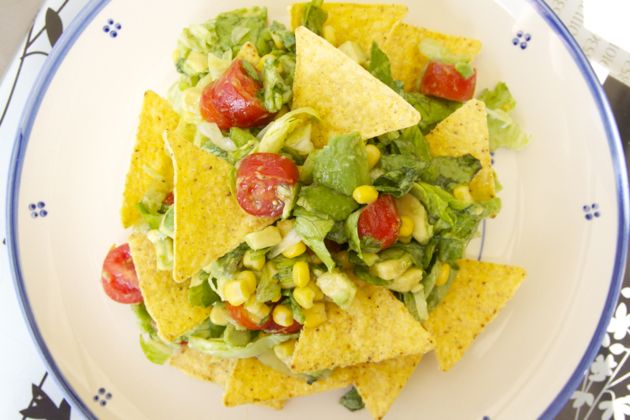 Mexicaanse zomerschotel met tortilla chips en avocado