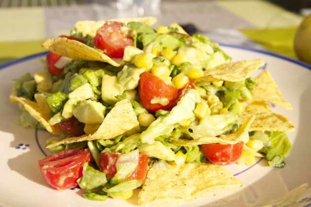 Mexicaans gerecht met tortilla chips en avocado