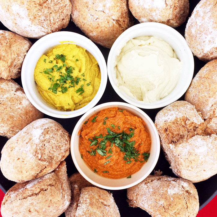 Zelfgebakken broodjes met 3 vegan dips