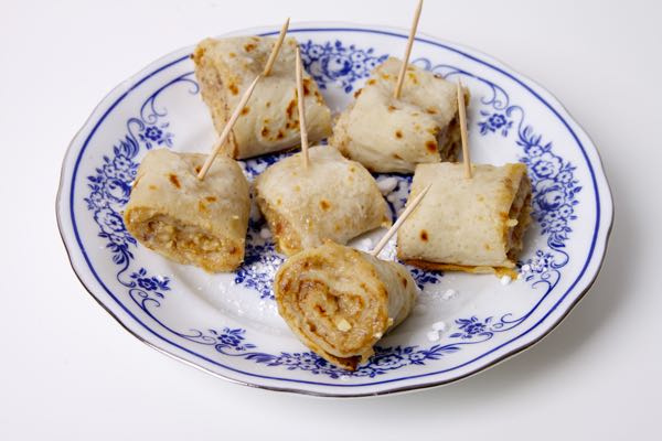 Gevulde pannenkoekjes met dadels en amandelvulling