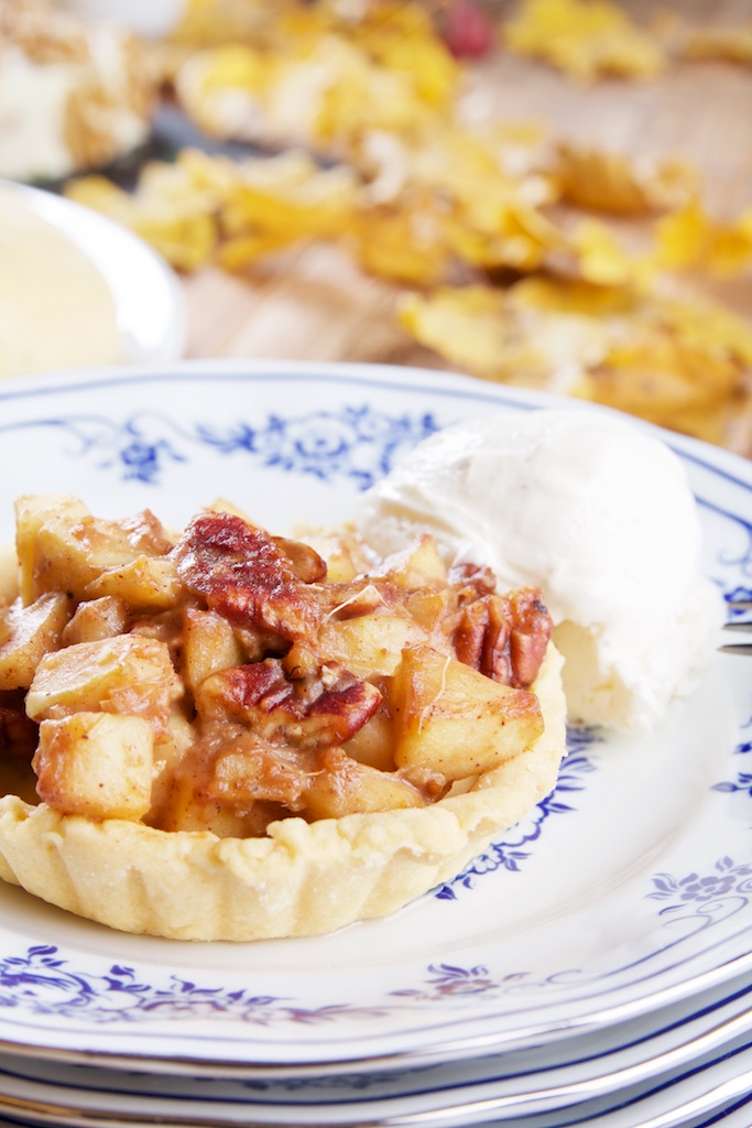 Appel bladerdeeggebakjes met soja-ijs