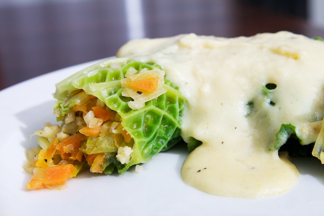 Gevulde Savooikoolrolletjes met kaassaus