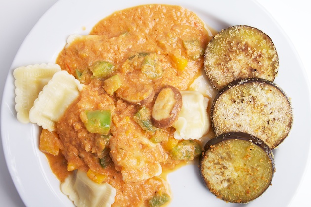 Ravioli met tomaten-paprika-roomsaus en gebakken aubergines