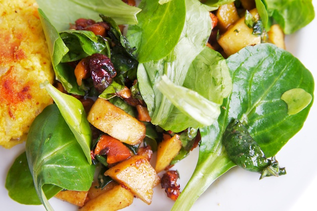 Veldsla met appel en gekarameliseerde nootjes