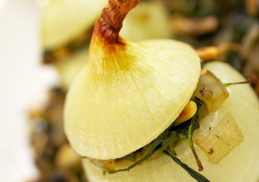 Gevulde uien met cashewnoten en champignons