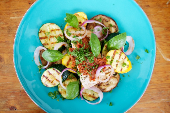 Gegrilde aubergine, courgette met tofu en tapenade