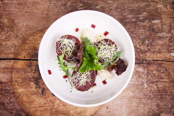 Macarons van rode biet met cashew kaas