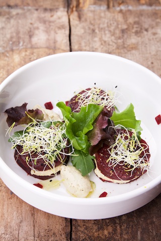 Macarons van rode biet met cashew kaas