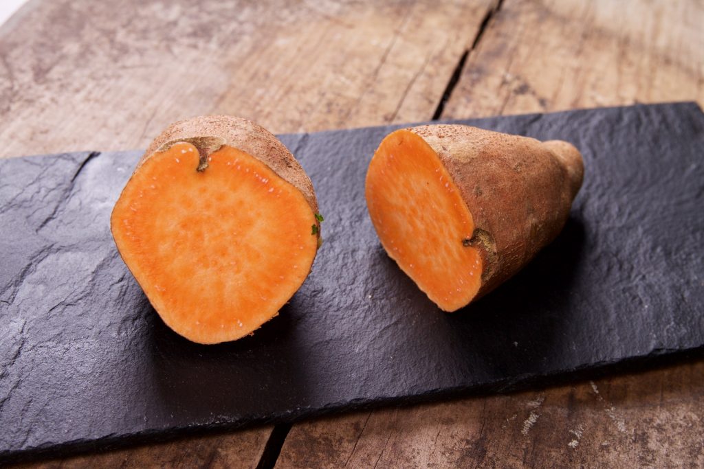 Zoete aardappel of bataat doorgesneden