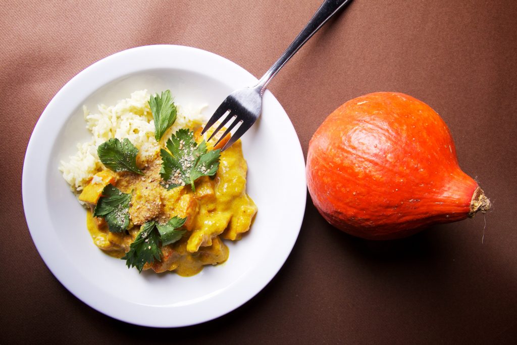 Gerecht met pompoen curry
