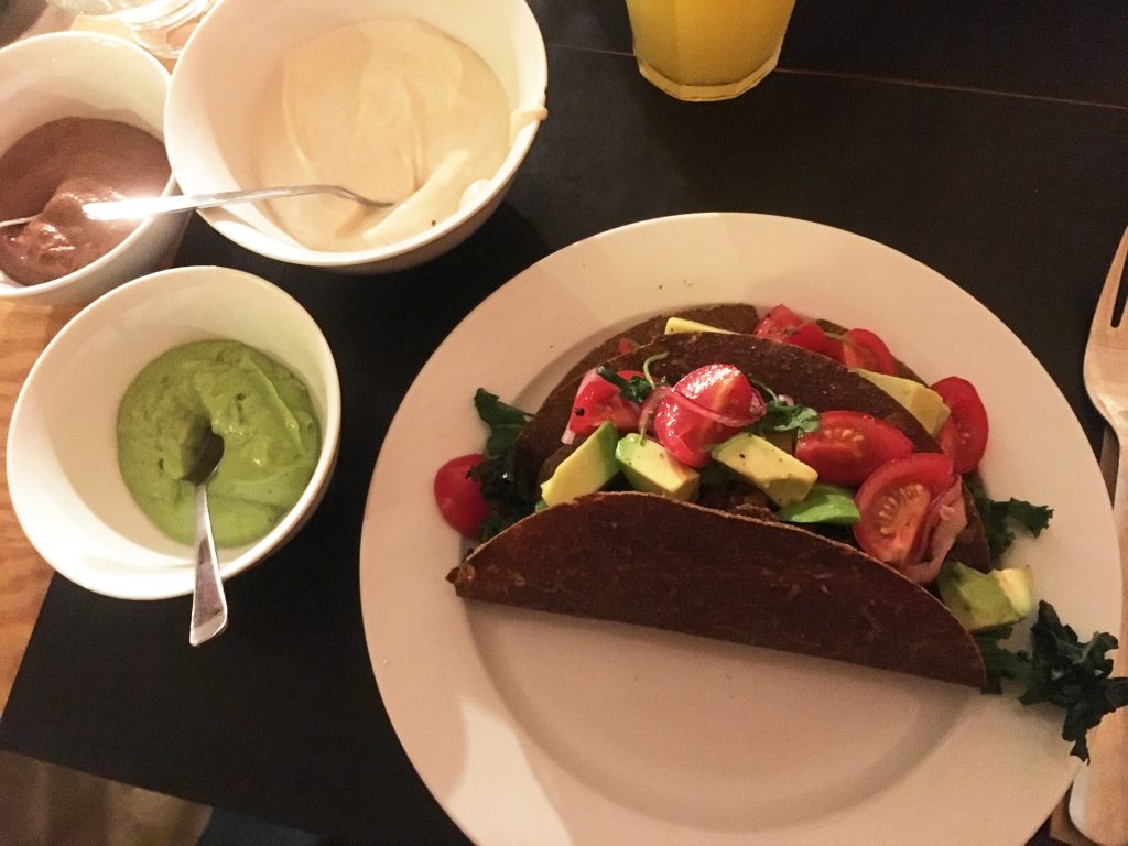 Rawfood taco en sausjes bij Eten vol Leven