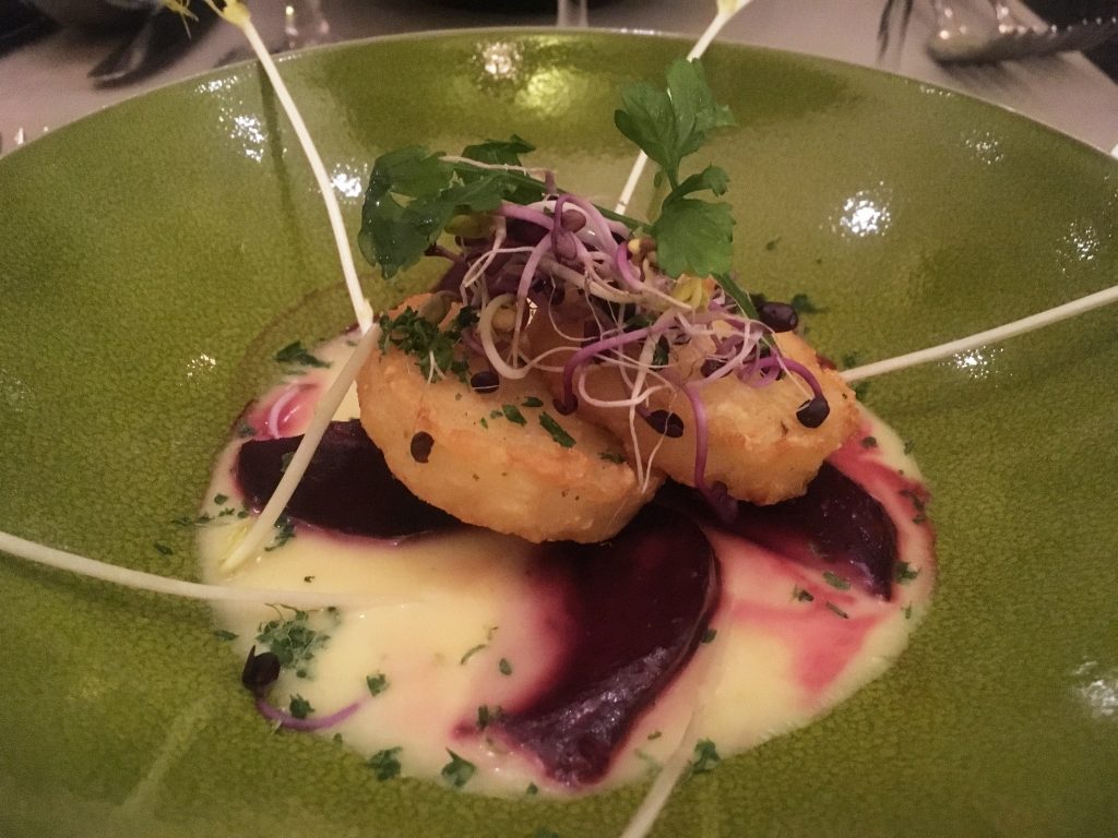 Voorgerecht met rode biet en aardappelrosti