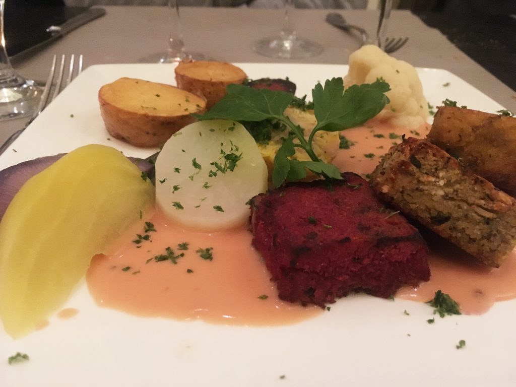 Verrassingsmenu hoofdgerecht vegan: groentekroketjes en wintergroenten