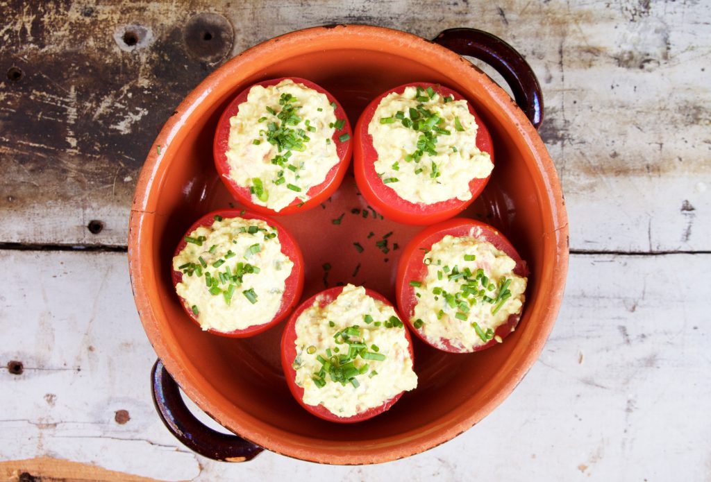 Gevulde tomaten met vegg salad - vegan eiersalade tofusalade