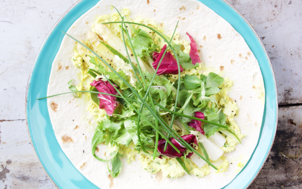 tortilla open met tofusalade en asperges