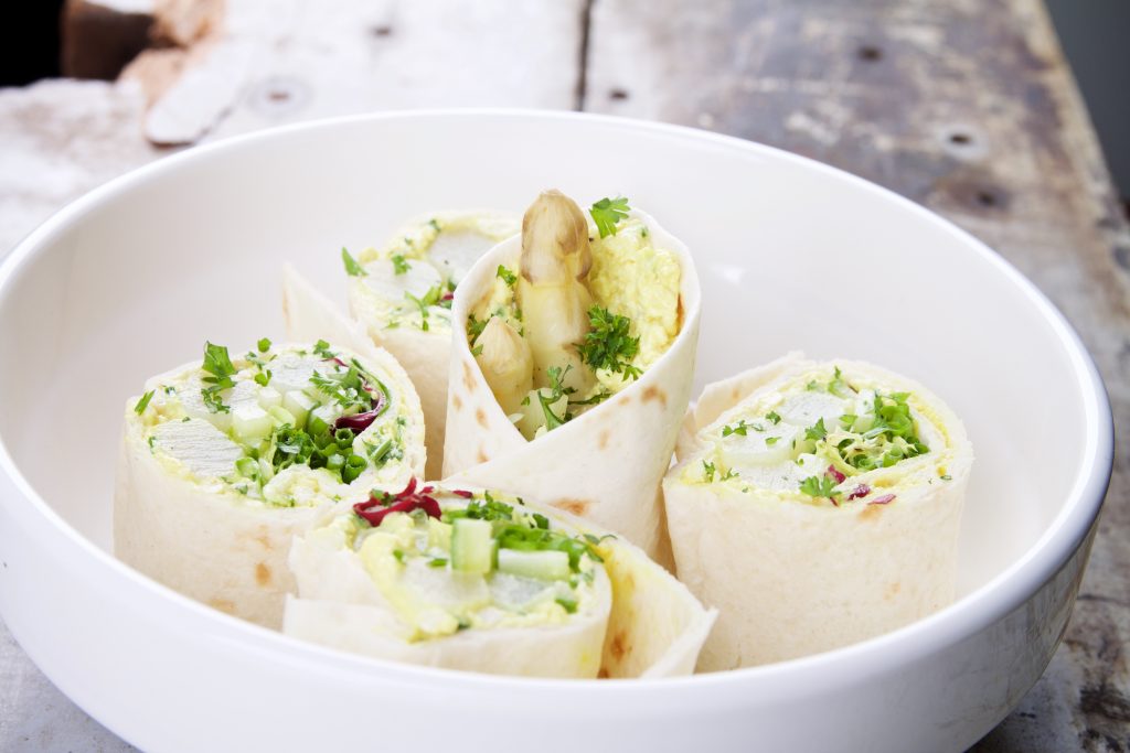 Wrap met asperges en vegg salad
