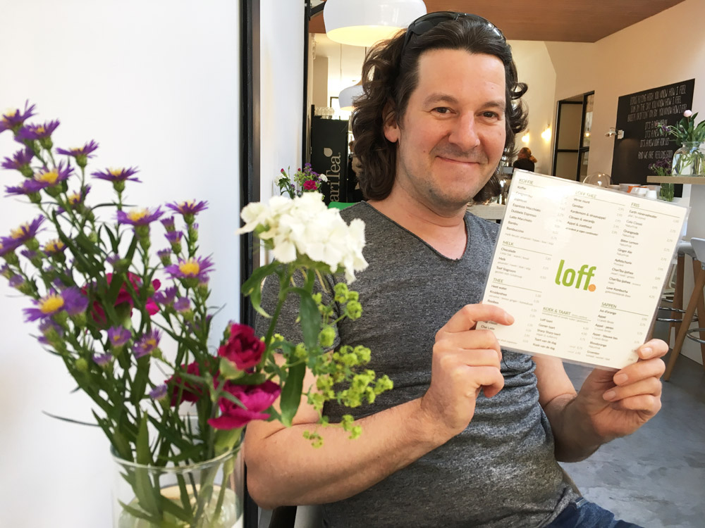 Stijn met de menukaart van Loff