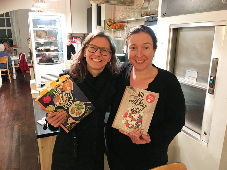 Elke Aerts en Daniëlle Vol met de kookboeken No Milky Way