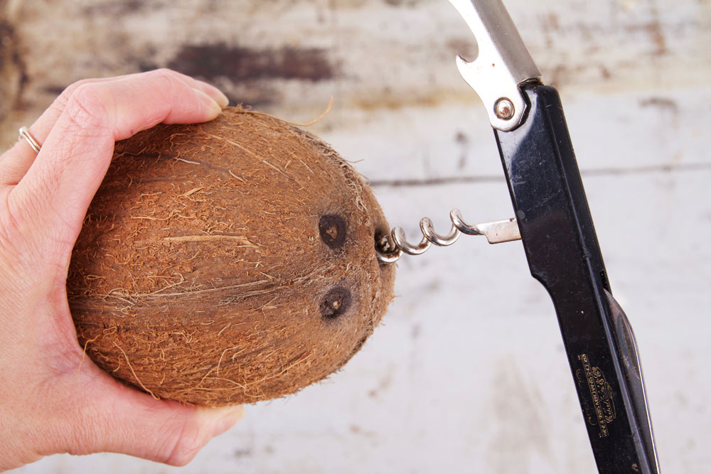 Kokosnoot openen met kurkentrekker