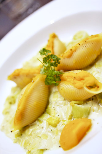 Conchiglie met pompoen en preisaus