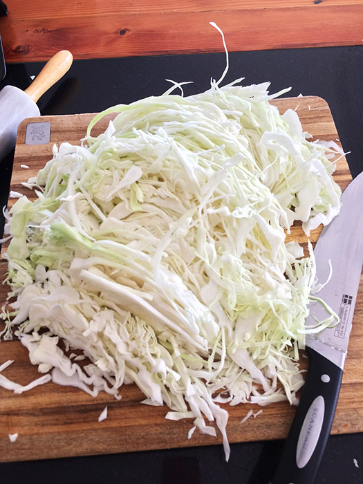 Witte kool snijden om zuurkool te maken